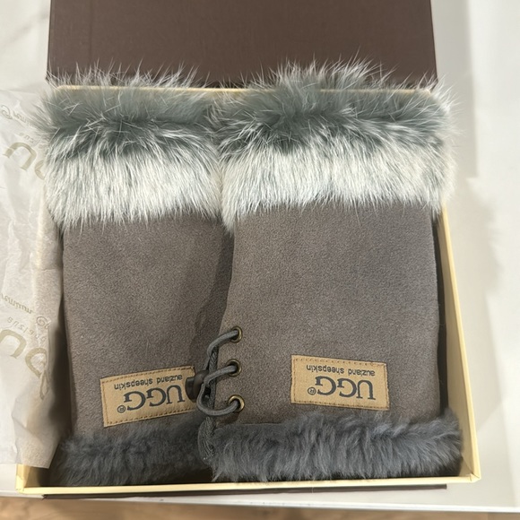 Brand new UGG Australia fingerless gloves. Beautiful grey color and soft - Picture 3 of 3